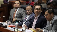 Rapat dipimpin oleh Ketua Komisi II Herman Herry.