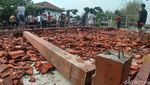 Puing-puing Aula SMKN 1 Miri Sragen yang Ambruk Diterjang Angin