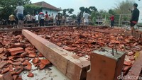 Para siswa kemudian berteduh di aula berbentuk joglo berukuran sekitar 20x10 meter. Tiba-tiba saja aula itu ambruk dan menimpa puluhan siswa tersebut.