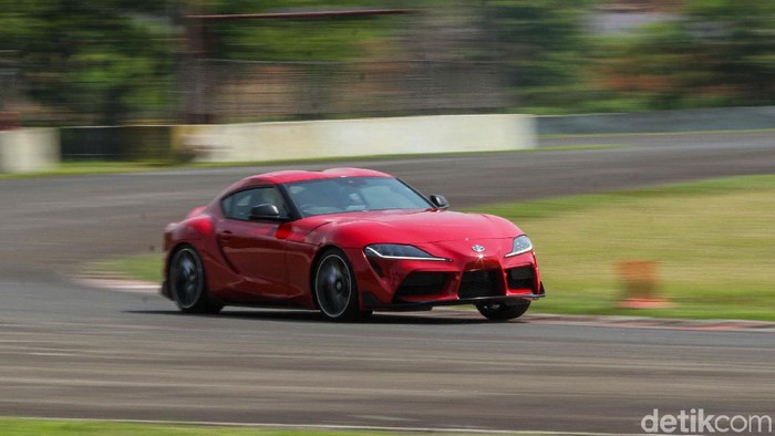 Akhirnya legenda sportcar Toyota GR Supra Generasi ke-5 siap dijajal di Sirkuit Internasional Sentul, Bogor. Mobil ini ngacir banget.
