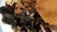 Babat jarit yang hitam tipis ini rasanya gurih mantap. jadi favorit banyak orang untuk lauk nasi bhuk. Dicocol sambal, makin enak rasanya. Foto : Instagram @didariani