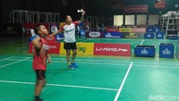 Memang kita nggak boleh ada kata-kata Djarum karena sensitif untuk KPAI. Jadi, kita fasilitasi baju anak-anak yang diadopsi Blibli, itu masih satu klub dengan kita, ungkap Fung.