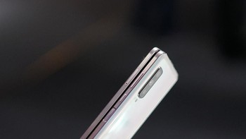 Samsung menempatkan sensor sidik jari di pinggiran bodi W20 5G. Foto: Sina Mobile
