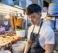 Tampan dan Mirip Model, Penjual Nasi Ayam Ini Diantre Pembeli!
