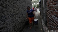 Warga membawa ember berisi air bersih di Cipayung, Jakarta Timur, Rabu (20/11/2019).