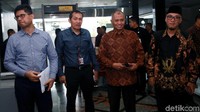 Mereka tiba di gedung MK, Jalan Medan Merdeka Barat, Jakarta Pusat, Rabu (20/11/2019) sekitar pukul 14.55 WIB.