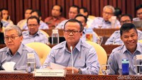 Dalam rapat kerja tersebut, Komisi IV DPR meminta anggaran yang dialokasikan bagi pihak Inspektorat Jenderal Kementerian Kelautan dan Perikanan (KKP) ditambah agar bisa meningkatkan fungsi dalam melakukan pengawasan internal dengan baik.