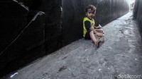 Minimnya lahan membuat anak-anak harus bermain gang-gang sempit.