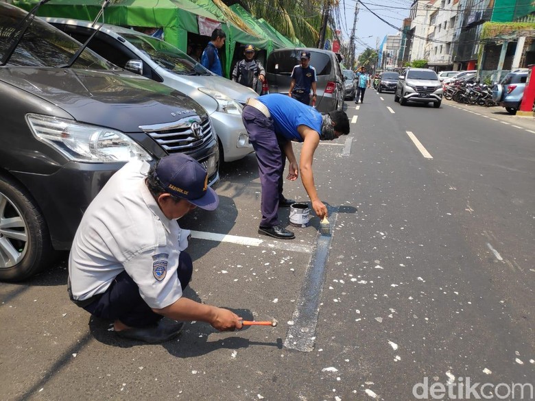 Dihapus, Bekas Marka Parkir yang Serobot Jalan di Jakpus Dicat Hitam Dihapus, Bekas Marka Parkir yang Serobot Jalan di Jakpus Dicat Hitam
