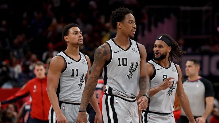 Hasil buruk terus dialami oleh San Antonio Spurs. Di laga terakhir mereka kalah 138-132 dari Washington Wizard (Foto: Photo by Rob Carr/Getty Images) Hasil buruk terus dialami oleh San Antonio Spurs. Di laga terakhir mereka kalah 138-132 dari Washington Wizard (Foto: Photo by Rob Carr/Getty Images)
