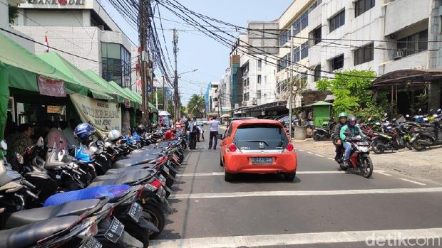 Marka Serobot Jalan Juanda Jakpus Sudah Dihapus, Mobil-Motor Masih Parkir