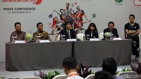 Direktur turnamen Achmad Budiharto, Ketua Umum PBSI Wiranto, Liliyana Natsir Key Opinion Leader (KOL) untuk Daihatsu selaku sponsor utama turnamen, Amalia Thandra Marketing Direktor Astra Daihatsu saat konferensi pers Tournament Daihatsu Indonesia Master 2020 di Jakarta, Kamis (21/11/2019).