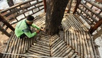 Sejumlah petugas dari Sudin Kehutanan Jakarta Barat sedang membangun rumah pohon di area taman di kawasan Tomang, Kamis (21/11/2019).
