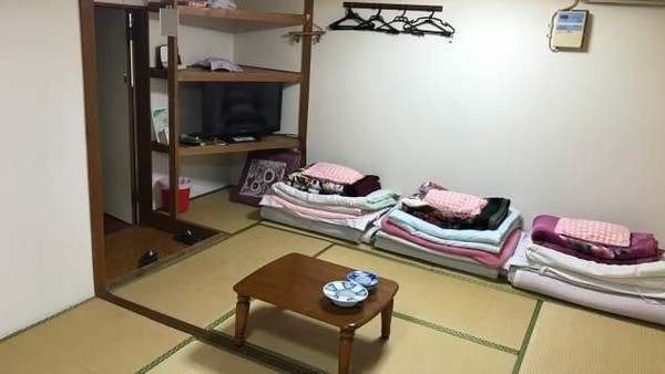 Pengunjung yang bersedia akan ditempatkan di kamar no. 8. Fasilitasnya cukup nyaman, apalagi dengan harga Rp 14 ribuan. (Asahi Ryokan) Pengunjung yang bersedia akan ditempatkan di kamar no. 8. Fasilitasnya cukup nyaman, apalagi dengan harga Rp 14 ribuan. (Asahi Ryokan)