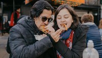 Aktris cantik berusia 26 tahun ini terbilang aktif mengunggah momen-momen manisnya di Instagram miliknya. Sering traveling dengan sang suami, kuliner jadi destinasi wisata favorit mereka. Foto: Instagram @kimbrlyryder