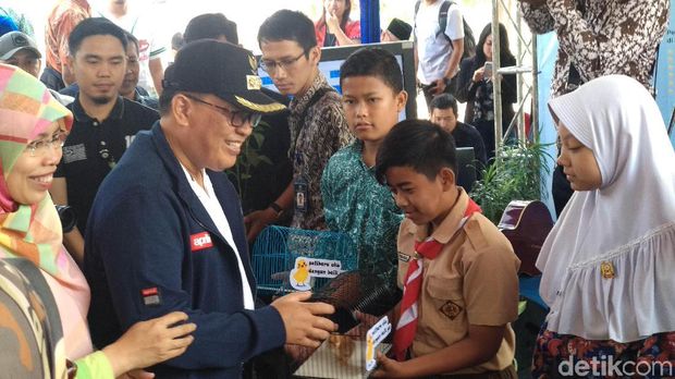 Pemkot Bandung Mulai Chickenisasi Cegah Pelajar Kecanduan Gadget