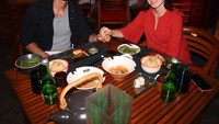 Ini momen manis Edward saat mengajak Kimberly makan malam di restoran bernuansa romantis, dengan berbagai hidangan yang enak.Foto: Instagram @kimbrlyryder