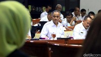 Salah satu anggota Komisi III DPR yang mengkritik kinerja BNN adalah anggota Komisi Hukum DPR RI dari Fraksi PAN, Sarifuddin Suding. Ia mengkritik kinerja BNN yang dinilai tak memiliki terobosan untuk memberantas narkoba di Indonesia.