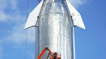 Bagian atas Starship Mk1 dengan dua fin pada sisinya. Foto: Darrell Etherington via Tech Crunch