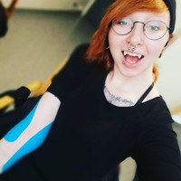 Julia terobsesi mengubah penampilannya menjadi vampir pada 2012. Beberapa tahun kemudian dia baru menemukan dokter gigi yang mau membantunya mengganti gigi taringnya menjadi gigi taring yang lebih besar serupa milik vampir. Foto: Instagram