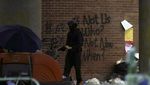 Potret Demonstran yang Masih Bertahan di Kampus Hong Kong