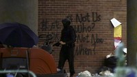 Protes, yang telah menimbulkan kekacauan di Hong Kong selama berbulan-bulan, telah meningkat selama beberapa minggu terakhir. Kampus universitas pun jadi saksi bentrokan sengit antara pengunjuk rasa dan polisi. Beberapa kampus di seluruh kota telah dirusak dan dibarikade oleh pengunjuk rasa berpakaian hitam yang mengklaim mereka membela kampus dari polisi. Ahmad Ibrahim/AP Photo.