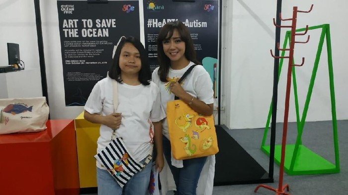 Ninditha dan ibunya saat menghadiri acara pameran karya seni. Foto: Sarah Oktaviani Alam Ninditha dan ibunya saat menghadiri acara pameran karya seni. Foto: Sarah Oktaviani Alam