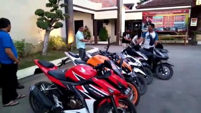 Belasan Motor Curian Dikubur dalam Jerami di Kampung Begal Pasuruan Belasan Motor Curian Dikubur dalam Jerami di Kampung Begal Pasuruan