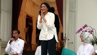 Salah satu anak muda yang menjadi staf khusus baru Jokowi adalah Putri Tanjung (23) yang merupakan Founder dan CEO Creativepreneur.