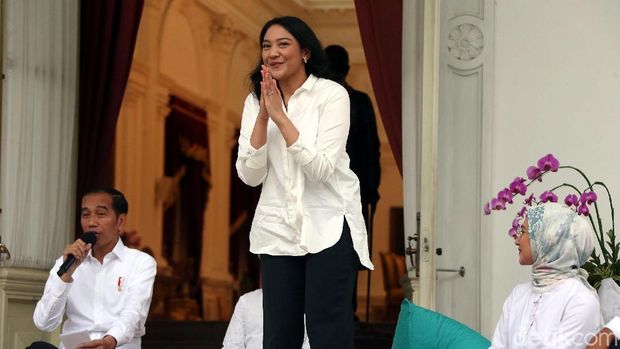 Jokowi memperkenalkan Putri Tanjung / 
