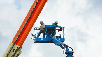 Tampak close up para pekerja menggarap prototipe Starship Mk1. Foto: Darrell Etherington via Tech Crunch