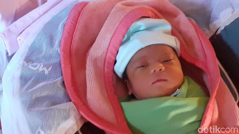 Geger Temuan Bayi dalam Kardus Mi Instan di Parongpong Geger Temuan Bayi dalam Kardus Mi Instan di Parongpong