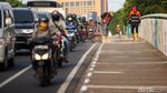 Potret Pekerja Percantik Trotoar Jalan Tomang Raya