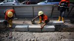 Potret Pekerja Percantik Trotoar Jalan Tomang Raya
