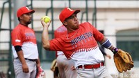 Atlet Timnas Softball Indonesia melakukan latihan di lapangan softball Senayan, Jakarta, Kamis (21/11/2019).