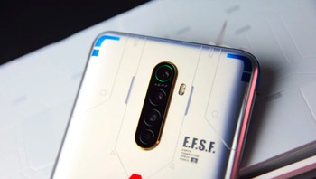 Oppo Reno Ace edisi Gundam dibekali empat kamera belakang. Kamera utamanya menggunakan resolusi 48 MP. Kamera lainnya, kamera telephoto resolusi 13 MP, kamera utra-wide 8 MP, kamera monokrom 2 MP. Foto: Gizmochina