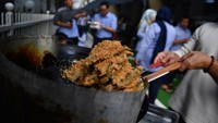 Warga ikut serta dalam pengolahan ikan tersebut. Dalam foto tampak beberapa warga ikut menggoreng ikan untuk disantap. ANTARA FOTO/Sigid Kurniawan.