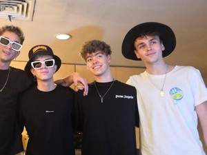 Why Dont We Persembahkan Love Back untuk Sang Mantan