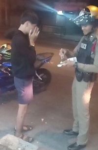 Tak Jadi Ditilang, Remaja Galau Ini Diberi Kue Ulang Tahun Oleh Polisi
