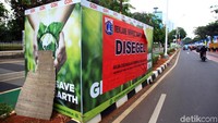 Penyegelan tiang reklame tersebut melanggar Perda No.9 Tahun 2014 tentang penyelenggaraan reklame.