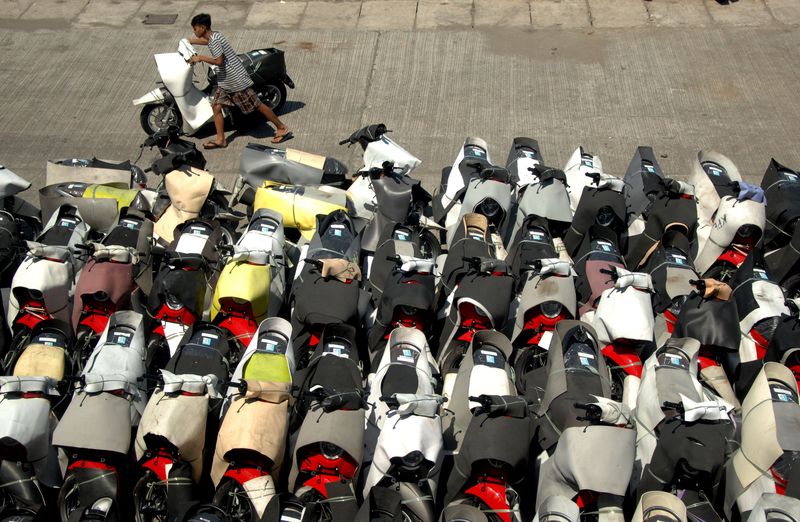 Pekerja mengatur motor baru yang tiba di Pelabuhan Sukarno Hatta, Makassar, Sulawesi Selatan, Rabu (20/11/2019). Data Asosiasi Industri Sepeda Motor Indonesia (AISI) menunjukkan pada 2019 penjualan motor nasional mencapai 1.100.950 unit motor atau naik 19,4 persen dari tahun 2018 yang hanya mencapai 922.123 unit. ANTARA FOTO/Abriawan Abhe/foc.