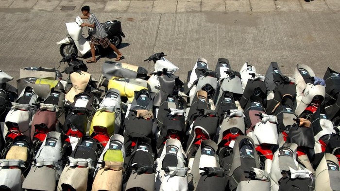 Pekerja mengatur motor baru yang tiba di Pelabuhan Sukarno Hatta, Makassar, Sulawesi Selatan, Rabu (20/11/2019). Data Asosiasi Industri Sepeda Motor Indonesia (AISI) menunjukkan pada 2019 penjualan motor nasional mencapai 1.100.950 unit motor atau naik 19,4 persen dari tahun 2018 yang hanya mencapai 922.123 unit. ANTARA FOTO/Abriawan Abhe/foc.