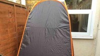Disediakan juga toilet outdoor. Traveler akan diberikan botol air minum dan teko air panas berisi teh atau kopi. Colokan listik juga tersedia. (dok. airbnb)