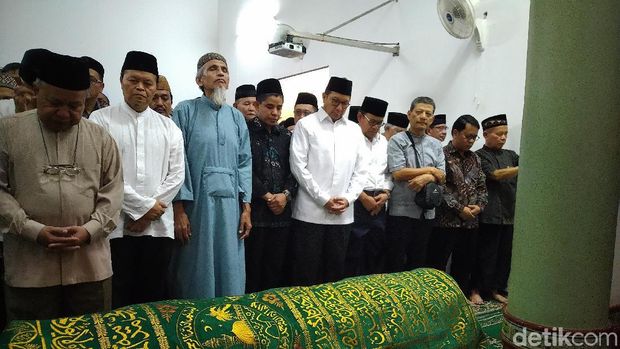 Eks Menag Lukman hingga HNW Salat Jenazah Bahtiar Effendy