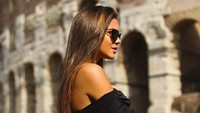 Liburan ke Roma, Italia dia berkunjung ke Colosseum. (viki_odintcova/Instagram)