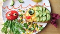 Seperti pada makanan yang satu ini. Membentuk karakter ikan dari roti gandum yang diberi topping scrambled egg dan potongan timun untuk menggambar siripnya. Foto: Lee Samantha