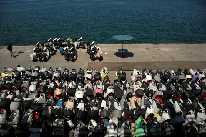Pekerja mengatur motor baru yang tiba di Pelabuhan Sukarno Hatta, Makassar, Sulawesi Selatan, Rabu (20/11/2019). Data Asosiasi Industri Sepeda Motor Indonesia (AISI) menunjukkan pada 2019 penjualan motor nasional mencapai 1.100.950 unit motor atau naik 19,4 persen dari tahun 2018 yang hanya mencapai 922.123 unit. ANTARA FOTO/Abriawan Abhe/foc.