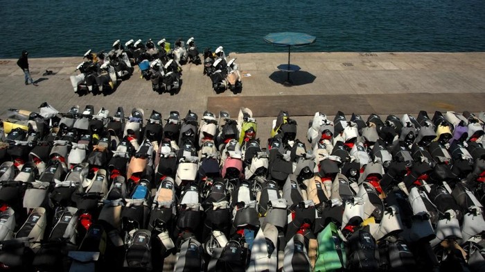 Pekerja mengatur motor baru yang tiba di Pelabuhan Sukarno Hatta, Makassar, Sulawesi Selatan, Rabu (20/11/2019). Data Asosiasi Industri Sepeda Motor Indonesia (AISI) menunjukkan pada 2019 penjualan motor nasional mencapai 1.100.950 unit motor atau naik 19,4 persen dari tahun 2018 yang hanya mencapai 922.123 unit. ANTARA FOTO/Abriawan Abhe/foc.