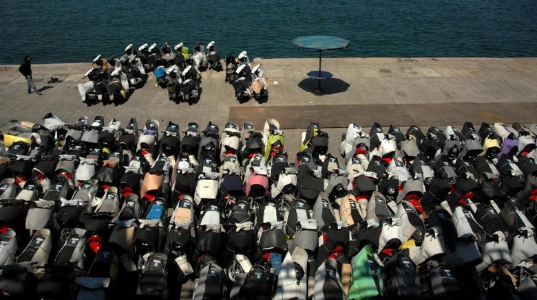 PENJUALAN MOTOR MENINGKAT Pekerja mengatur motor baru yang tiba di Pelabuhan Sukarno Hatta, Makassar, Sulawesi Selatan, Rabu (20/11/2019). Data Asosiasi Industri Sepeda Motor Indonesia (AISI) menunjukkan pada 2019 penjualan motor nasional mencapai 1.100.950 unit motor atau naik 19,4 persen dari tahun 2018 yang hanya mencapai 922.123 unit. ANTARA FOTO/Abriawan Abhe/foc.
