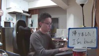 Tetsuya Inoue, cucu dari pemilik hotel, juga melakukan live streaming saat berada di dalam ruangan kantornya. Kamar murah dangan syarat live streaming itu adalah idenya. (Asahi Ryokan)